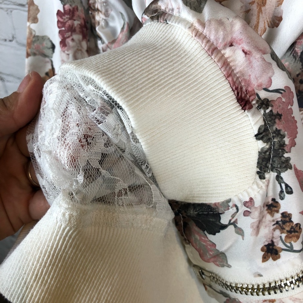 SOLD ⭐️Cream Floral Jacket in 1x⭐️ - Picture 8 of 8